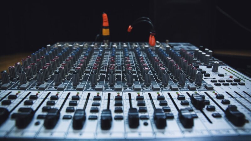 Video Podcast Hosts & Content Creators — ZobeTV
