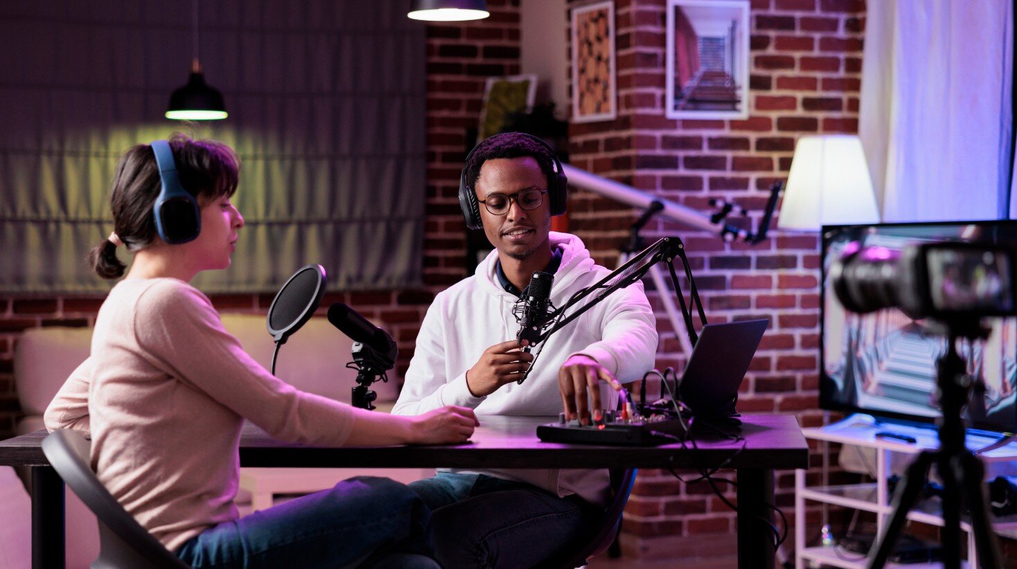 Podcast Industry Leaders Debate Measurement Standards and AI’s Role in Production